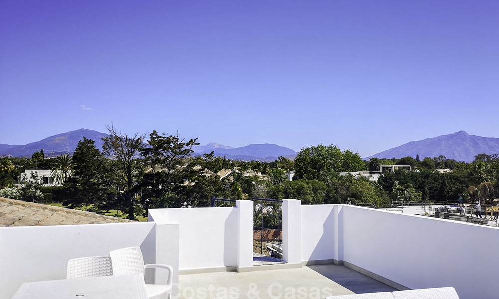 Se vende una nueva villa contemporánea, en un elegante distrito costero de Estepona Este, lista para ser habitada 17639
