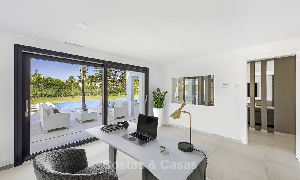 Se vende una nueva villa contemporánea, en un elegante distrito costero de Estepona Este, lista para ser habitada 17640