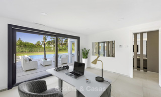 Se vende una nueva villa contemporánea, en un elegante distrito costero de Estepona Este, lista para ser habitada 17640 