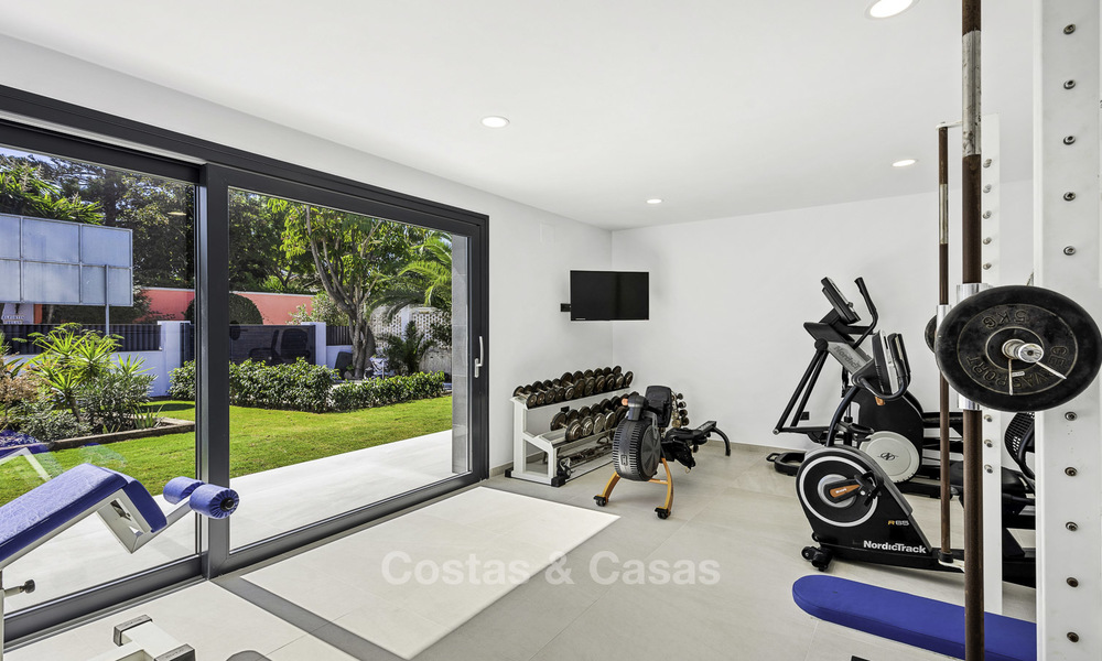 Se vende una nueva villa contemporánea, en un elegante distrito costero de Estepona Este, lista para ser habitada 17641