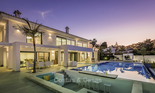 Se vende una nueva villa contemporánea, en un elegante distrito costero de Estepona Este, lista para ser habitada 17644 