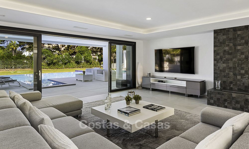 Se vende una nueva villa contemporánea, en un elegante distrito costero de Estepona Este, lista para ser habitada 17646