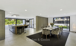 Se vende una nueva villa contemporánea, en un elegante distrito costero de Estepona Este, lista para ser habitada 17647 