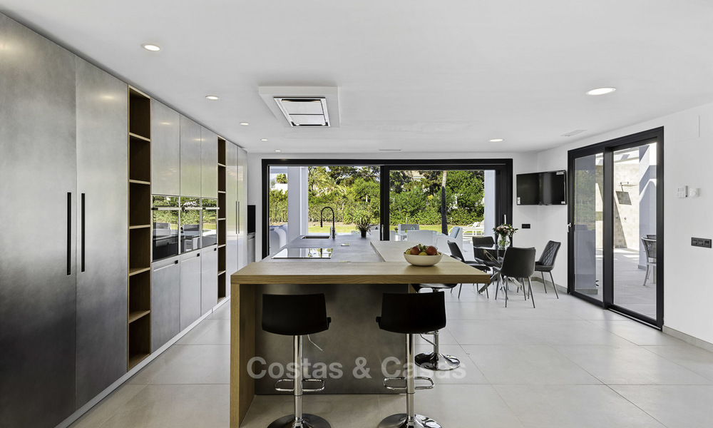 Se vende una nueva villa contemporánea, en un elegante distrito costero de Estepona Este, lista para ser habitada 17648