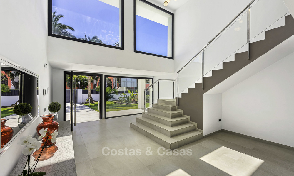 Se vende una nueva villa contemporánea, en un elegante distrito costero de Estepona Este, lista para ser habitada 17650