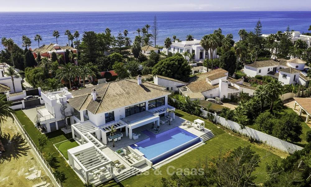 Se vende una nueva villa contemporánea, en un elegante distrito costero de Estepona Este, lista para ser habitada 17652
