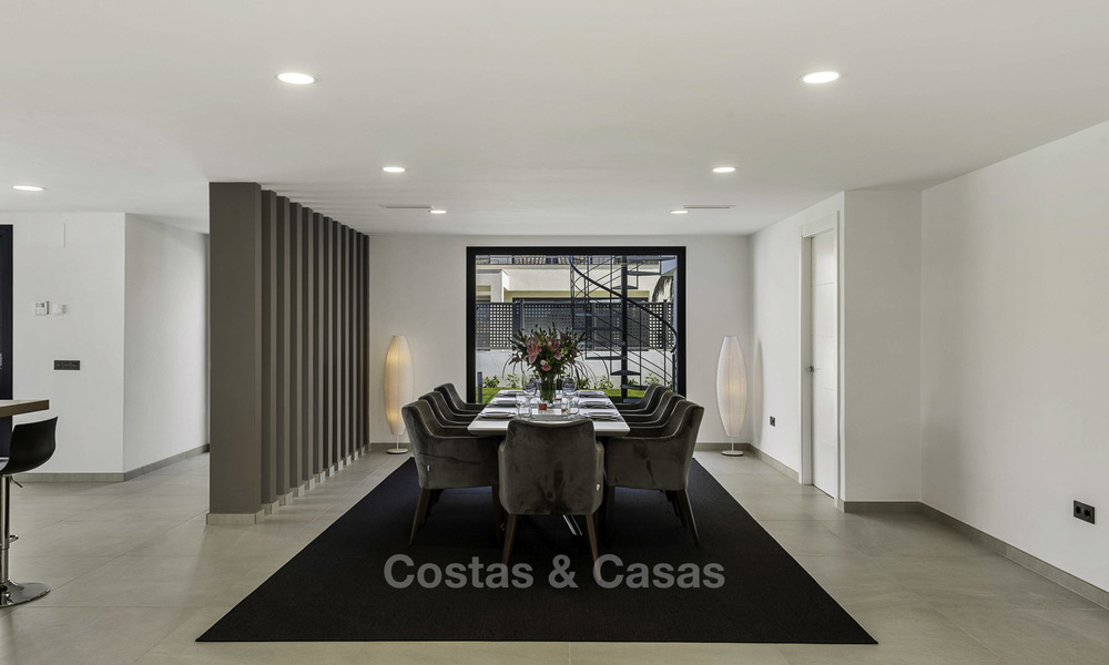 Se vende una nueva villa contemporánea, en un elegante distrito costero de Estepona Este, lista para ser habitada 17654