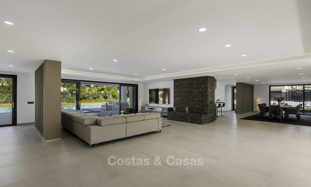 Se vende una nueva villa contemporánea, en un elegante distrito costero de Estepona Este, lista para ser habitada 17656