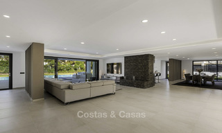 Se vende una nueva villa contemporánea, en un elegante distrito costero de Estepona Este, lista para ser habitada 17656 
