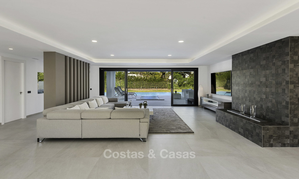 Se vende una nueva villa contemporánea, en un elegante distrito costero de Estepona Este, lista para ser habitada 17657