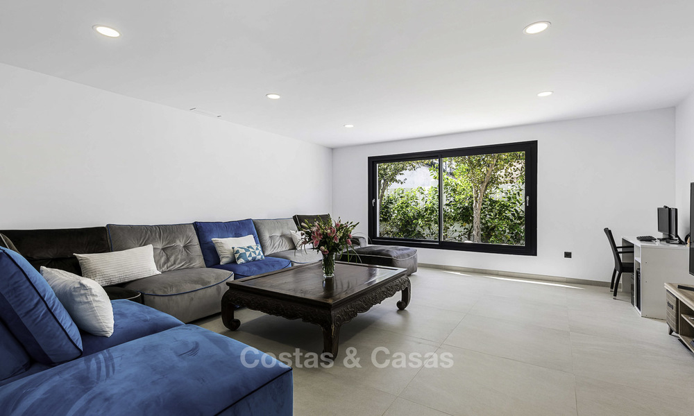 Se vende una nueva villa contemporánea, en un elegante distrito costero de Estepona Este, lista para ser habitada 17658