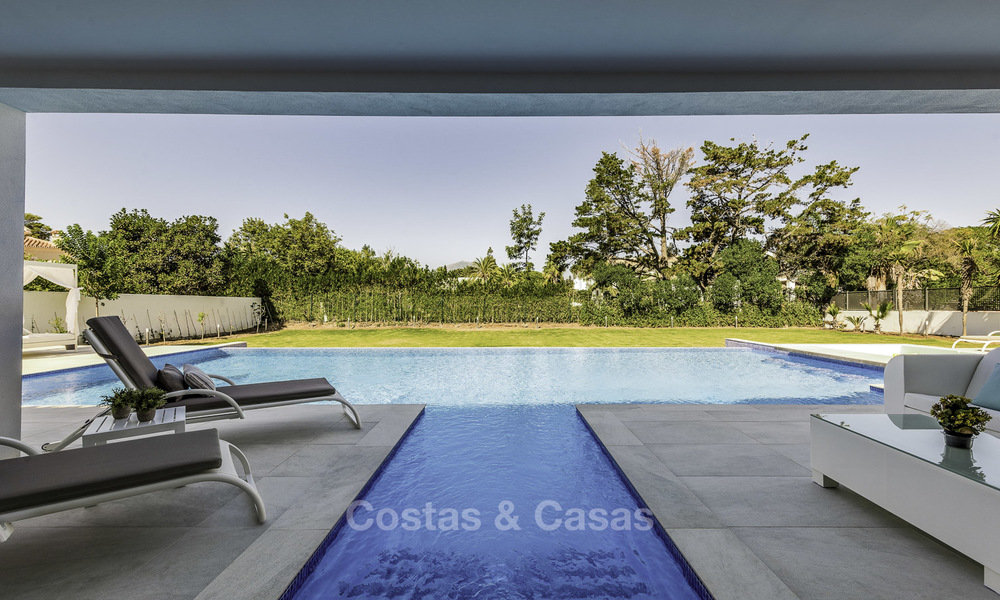 Se vende una nueva villa contemporánea, en un elegante distrito costero de Estepona Este, lista para ser habitada 17659