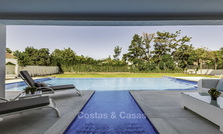 Se vende una nueva villa contemporánea, en un elegante distrito costero de Estepona Este, lista para ser habitada 17659 