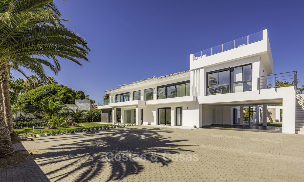 Se vende una nueva villa contemporánea, en un elegante distrito costero de Estepona Este, lista para ser habitada 17660