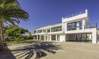 Se vende una nueva villa contemporánea, en un elegante distrito costero de Estepona Este, lista para ser habitada 17660 