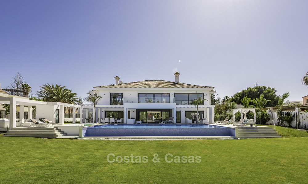 Se vende una nueva villa contemporánea, en un elegante distrito costero de Estepona Este, lista para ser habitada 17662