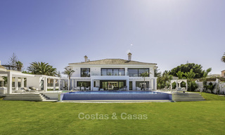 Se vende una nueva villa contemporánea, en un elegante distrito costero de Estepona Este, lista para ser habitada 17662 