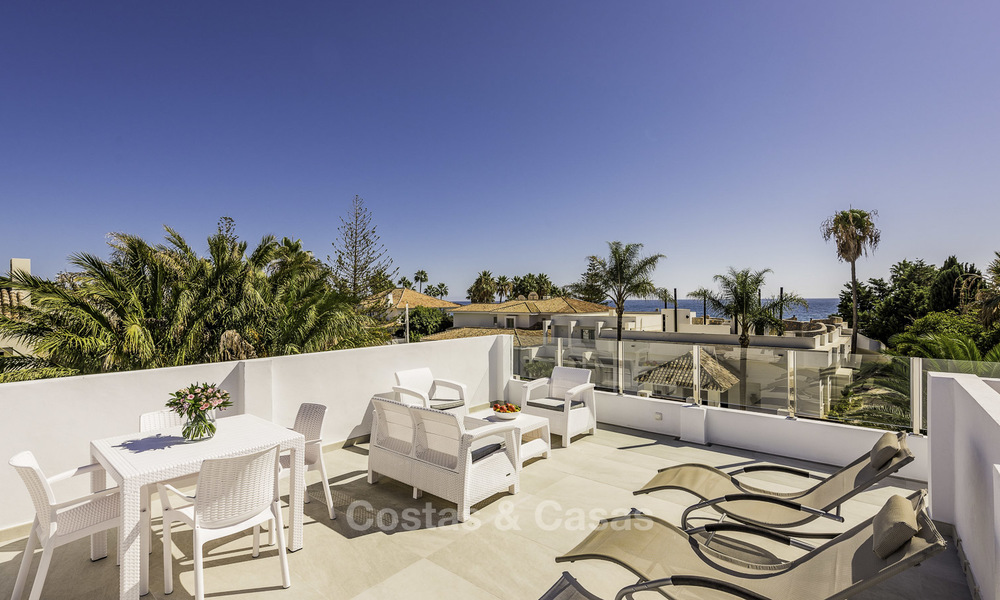 Se vende una nueva villa contemporánea, en un elegante distrito costero de Estepona Este, lista para ser habitada 17663