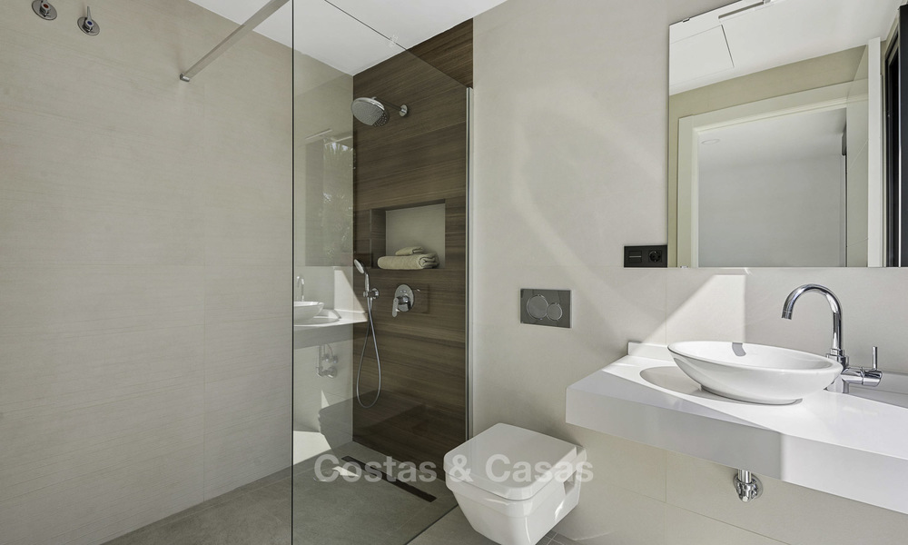 Se vende una nueva villa contemporánea, en un elegante distrito costero de Estepona Este, lista para ser habitada 17664