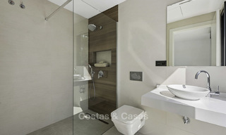 Se vende una nueva villa contemporánea, en un elegante distrito costero de Estepona Este, lista para ser habitada 17664 