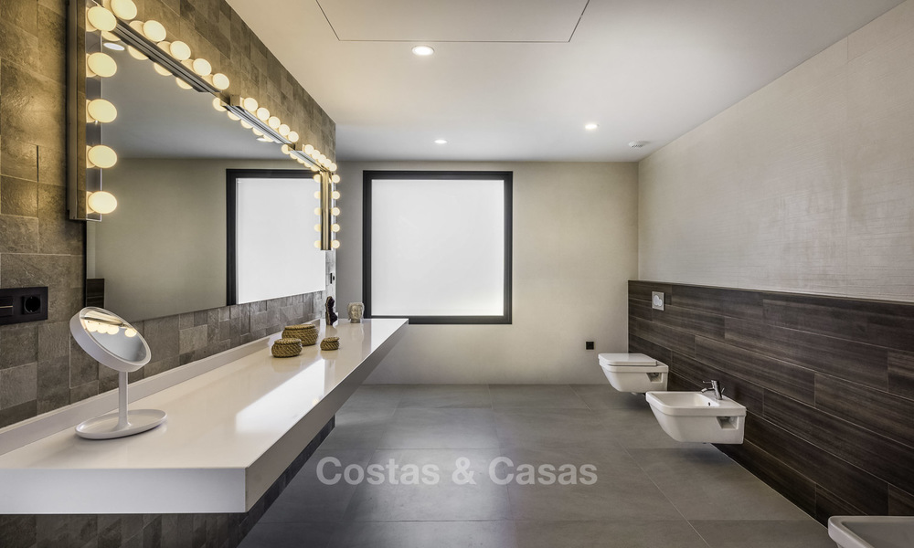 Se vende una nueva villa contemporánea, en un elegante distrito costero de Estepona Este, lista para ser habitada 17665