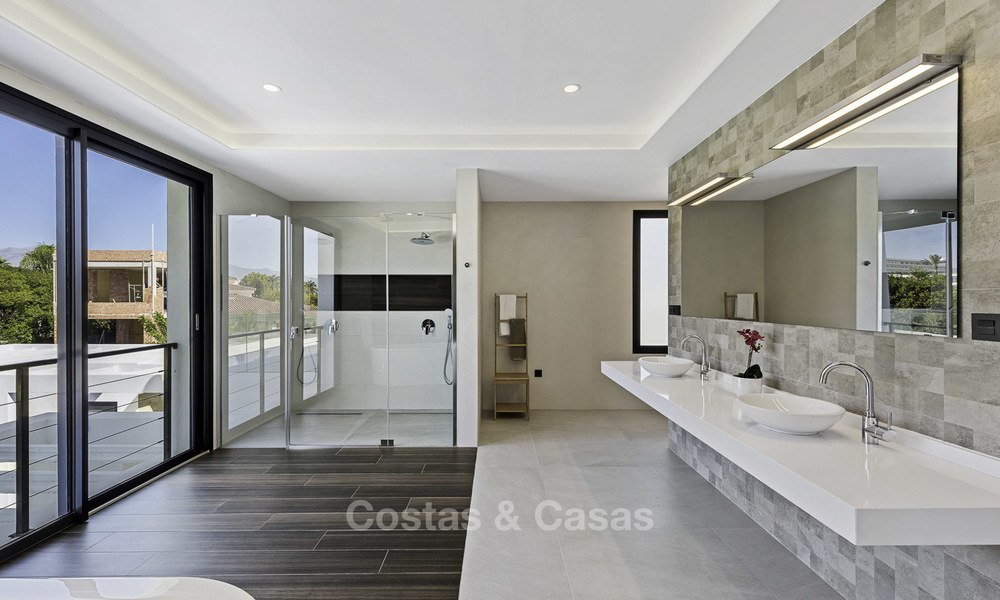 Se vende una nueva villa contemporánea, en un elegante distrito costero de Estepona Este, lista para ser habitada 17666