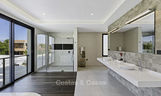 Se vende una nueva villa contemporánea, en un elegante distrito costero de Estepona Este, lista para ser habitada 17666 