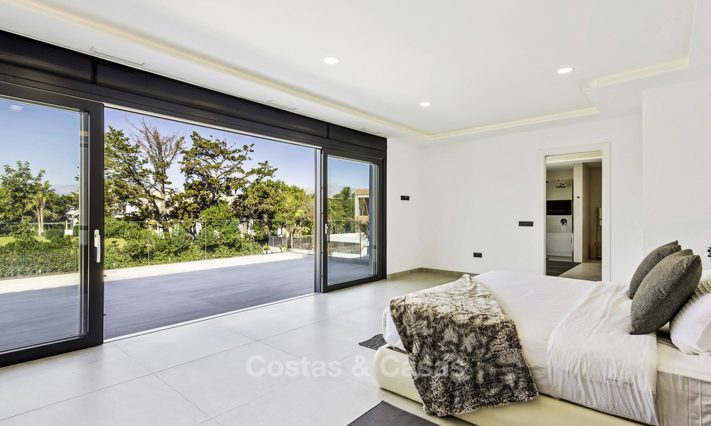 Se vende una nueva villa contemporánea, en un elegante distrito costero de Estepona Este, lista para ser habitada 17668