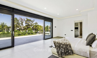 Se vende una nueva villa contemporánea, en un elegante distrito costero de Estepona Este, lista para ser habitada 17668 