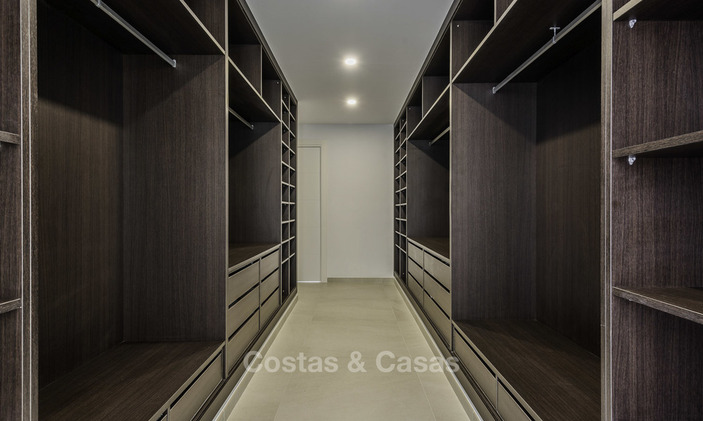 Se vende una nueva villa contemporánea, en un elegante distrito costero de Estepona Este, lista para ser habitada 17669