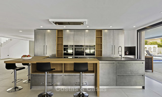 Se vende una nueva villa contemporánea, en un elegante distrito costero de Estepona Este, lista para ser habitada 17672 