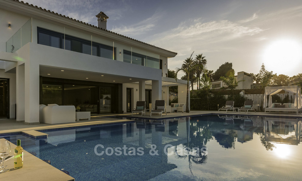 Se vende una nueva villa contemporánea, en un elegante distrito costero de Estepona Este, lista para ser habitada 17673