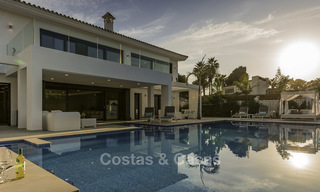 Se vende una nueva villa contemporánea, en un elegante distrito costero de Estepona Este, lista para ser habitada 17673 