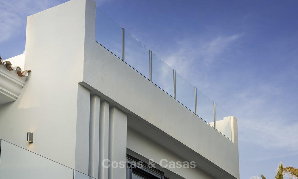 Se vende una nueva villa contemporánea, en un elegante distrito costero de Estepona Este, lista para ser habitada 17674