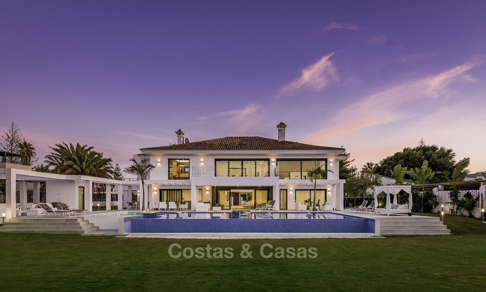 Se vende una nueva villa contemporánea, en un elegante distrito costero de Estepona Este, lista para ser habitada 17675