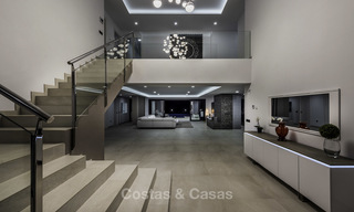 Se vende una nueva villa contemporánea, en un elegante distrito costero de Estepona Este, lista para ser habitada 17677 