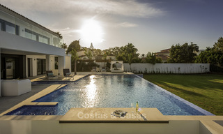 Se vende una nueva villa contemporánea, en un elegante distrito costero de Estepona Este, lista para ser habitada 17680 