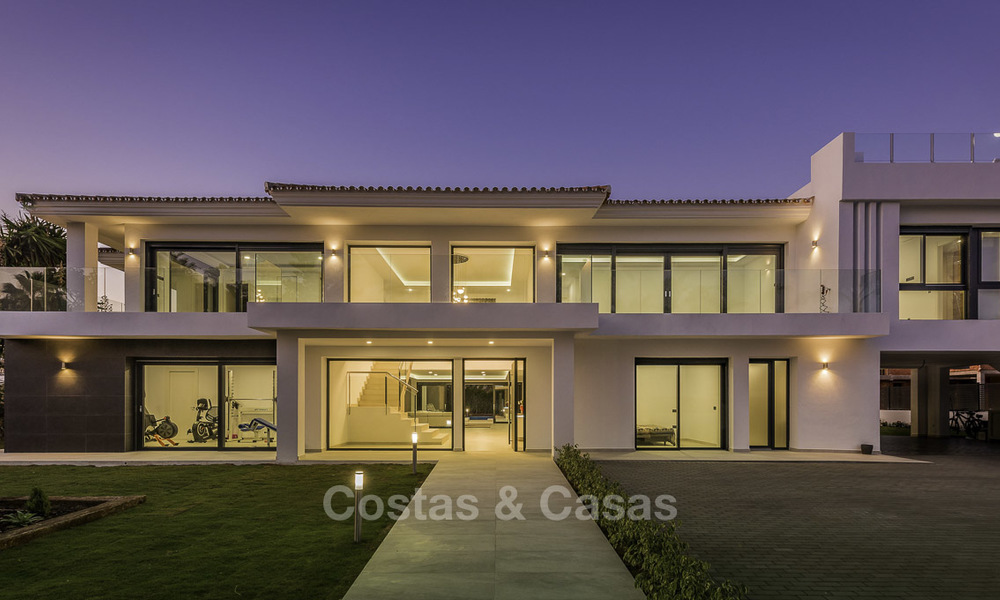 Se vende una nueva villa contemporánea, en un elegante distrito costero de Estepona Este, lista para ser habitada 17681