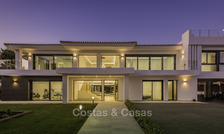 Se vende una nueva villa contemporánea, en un elegante distrito costero de Estepona Este, lista para ser habitada 17681 