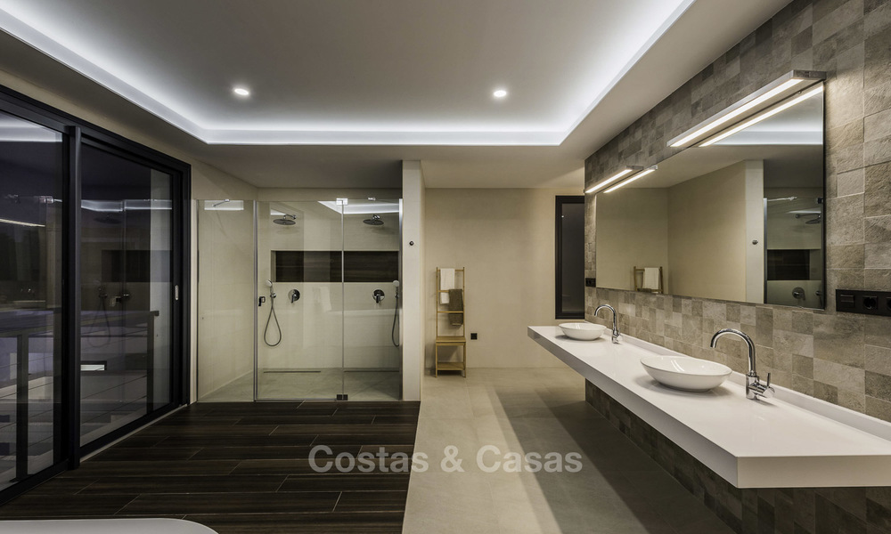 Se vende una nueva villa contemporánea, en un elegante distrito costero de Estepona Este, lista para ser habitada 17682