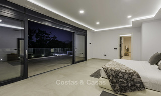 Se vende una nueva villa contemporánea, en un elegante distrito costero de Estepona Este, lista para ser habitada 17683 