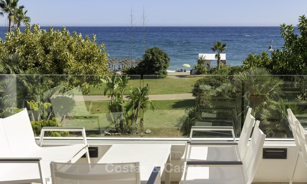 Impresionante apartamento con jardín a la venta, en una codiciada urbanización de playa entre Marbella y Estepona 17867