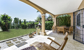 Impresionante apartamento con jardín a la venta, en una codiciada urbanización de playa entre Marbella y Estepona 17873 