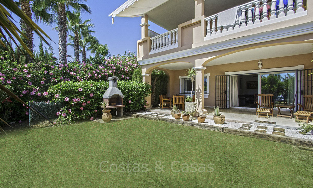 Impresionante apartamento con jardín a la venta, en una codiciada urbanización de playa entre Marbella y Estepona 17875