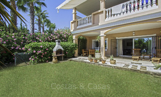 Impresionante apartamento con jardín a la venta, en una codiciada urbanización de playa entre Marbella y Estepona 17875 
