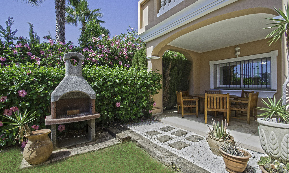 Impresionante apartamento con jardín a la venta, en una codiciada urbanización de playa entre Marbella y Estepona 17876