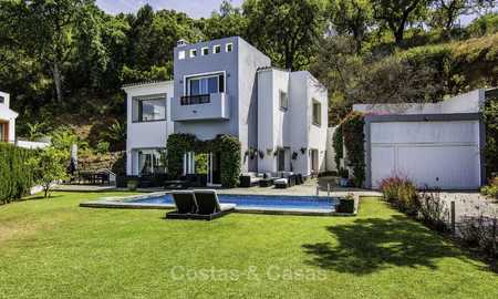 Moderna villa de lujo independiente en venta, en una gran parcela situada en una tranquila finca, Marbella Este 18128