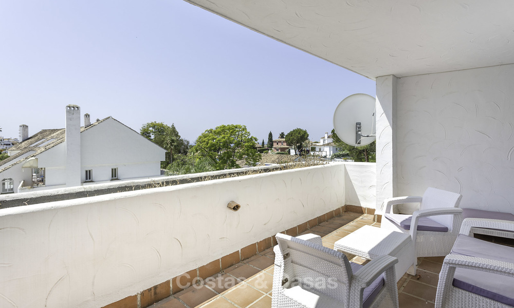 Luminoso y espacioso apartamento en venta, a poca distancia de Puerto Banús, todos los servicios y la playa - Nueva Andalucía, Marbella 17974