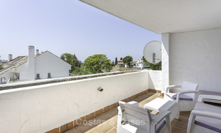 Luminoso y espacioso apartamento en venta, a poca distancia de Puerto Banús, todos los servicios y la playa - Nueva Andalucía, Marbella 17974 