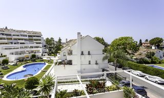 Luminoso y espacioso apartamento en venta, a poca distancia de Puerto Banús, todos los servicios y la playa - Nueva Andalucía, Marbella 17975 